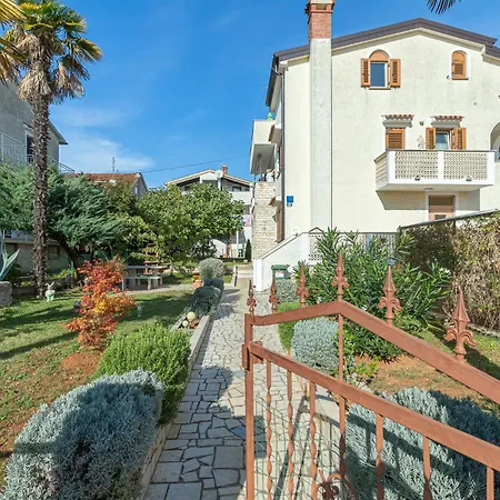 House Near The Sea & Center - Pet Friendly Apartment